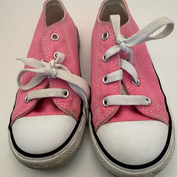 Converse Sneakers, Girls, Size 9 Pink, Low Top, Chuck Taylor Shoes - Picture 1 of 14